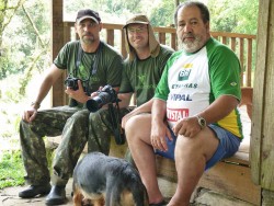 Dono da casa dos Beija-flores com Roberto e Campestrini